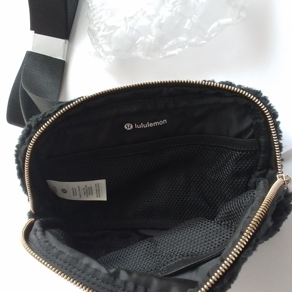 NEW Lululemon Athletica Everywhere Belt Bag Fleece Sherpa Black 1L - Picture 10 of 13